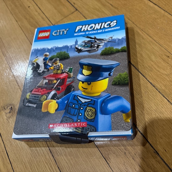 LEGO City Book Set Phonics Includes 20 Books and 2 Workbooks - Picture 1 of 2